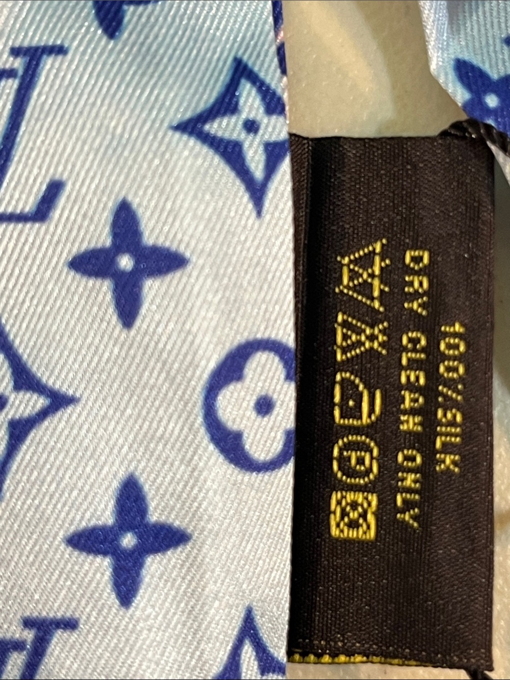 Authentic Louis Vuitton floral Blue & Pink Monogram Silk Twilly - Picture 3 of 3